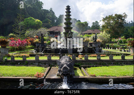 La fontana ornata di Taman Tirtagangga (l'acqua Royal Palace e Giardini) a Bali, in Indonesia Foto Stock