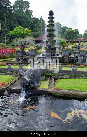 La fontana ornata di Taman Tirtagangga (l'acqua Royal Palace e Giardini) a Bali, in Indonesia Foto Stock