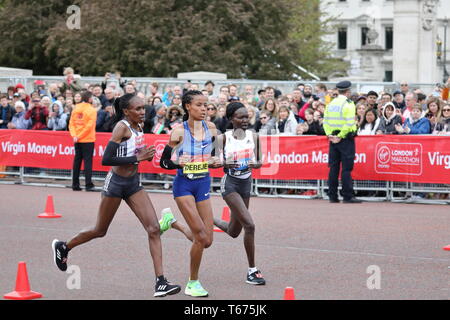 Londra Maraton 2019, Roza Dereje, Gladys Cherono e Mary Keitany, nella fase finale di fronte a Buckingham palace. Foto Stock