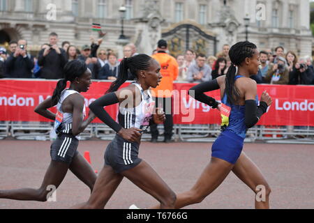 Londra Maraton 2019, Roza Dereje, Gladys Cherono e Mary Keitany, nella fase finale di fronte a Buckingham palace. Foto Stock