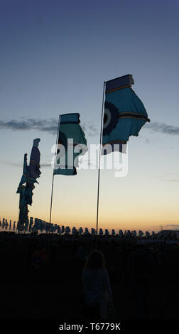 Bandiere al Summerset del Festival di Glastonbury Foto Stock