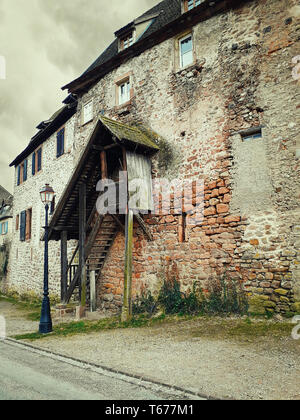 Il vecchio al di fuori del muro di difesa del villaggio Riquewihr in Alsazia, Francia. Foto Stock