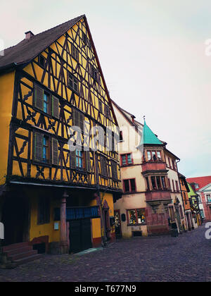 Via centrale di Riquewihr - uno dei più bei villaggi in Alsazia, Francia con i tradizionali colorati semi-case con travi di legno. Foto Stock