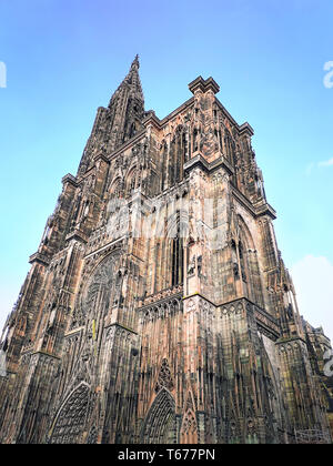 Ingresso principale della Cattedrale cattolica romana di Notre Dame di Strasburgo in Alsazia, Francia. Bella giornata di sole con cielo blu chiaro. Maestosa architettura gotica Foto Stock