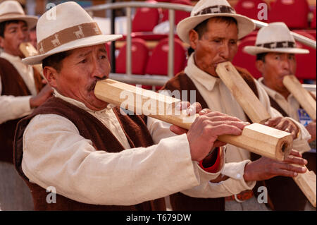 Oruro, Bolivia, 3 Marzo 2011: musicisti Anata Andina o Carnevale andino. Pre Festival ispanica legata al ciclo di produzione agricola di p Foto Stock