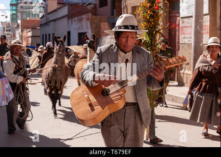 Oruro, Bolivia, Marzo 2011: musicisti e Llama a Anata Andina o Carnevale andino. Pre Festival ispanica legati al ciclo del prodotto agricolo Foto Stock