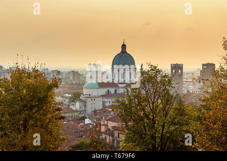 Vista della città di Brescia dal Castello di Brescia al tramonto. Italia Foto Stock