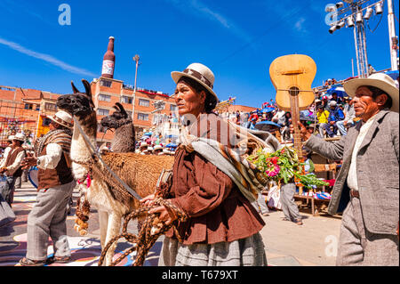 Oruro, Bolivia, Marzo 2011: musicisti e Llama a Anata Andina o Carnevale andino. Pre Festival ispanica legati al ciclo del prodotto agricolo Foto Stock