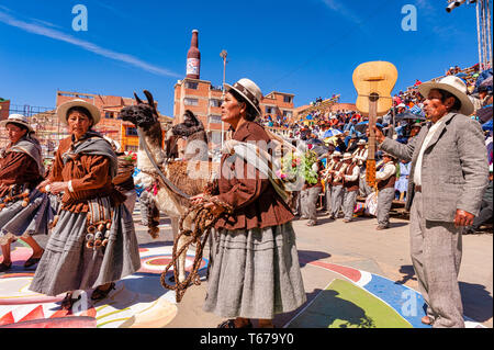 Oruro, Bolivia, Marzo 2011: musicisti e Llama a Anata Andina o Carnevale andino. Pre Festival ispanica legati al ciclo del prodotto agricolo Foto Stock