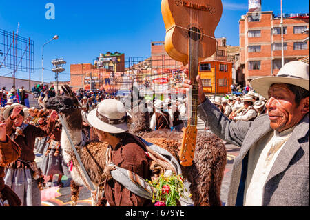 Oruro, Bolivia, Marzo 2011: musicisti e Llama a Anata Andina o Carnevale andino. Pre Festival ispanica legati al ciclo del prodotto agricolo Foto Stock