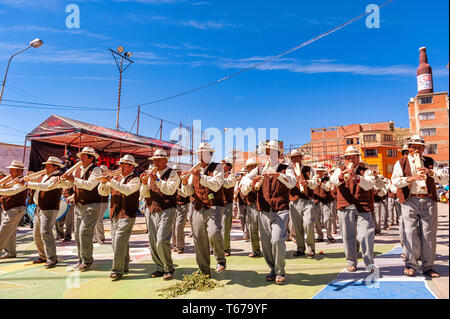 Oruro, Bolivia, 3 Marzo 2011: musicisti Anata Andina o Carnevale andino. Pre Festival ispanica legata al ciclo di produzione agricola di p Foto Stock