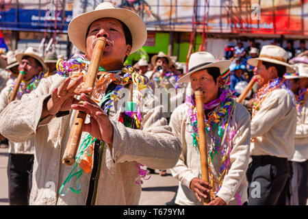 Oruro, Bolivia, 3 Marzo 2011: musicisti Anata Andina o Carnevale andino. Pre Festival ispanica legata al ciclo di produzione agricola di p Foto Stock