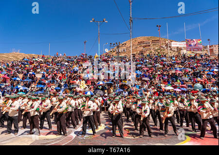 Oruro, Bolivia, 3 Marzo 2011: musicisti Anata Andina o Carnevale andino. Pre Festival ispanica legata al ciclo di produzione agricola di p Foto Stock