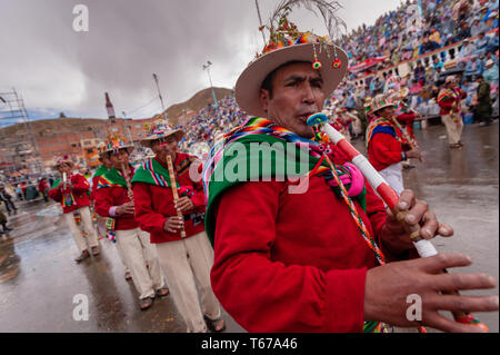 Oruro, Bolivia, 3 Marzo 2011: musicisti Anata Andina o Carnevale andino. Pre Festival ispanica legata al ciclo di produzione agricola di p Foto Stock