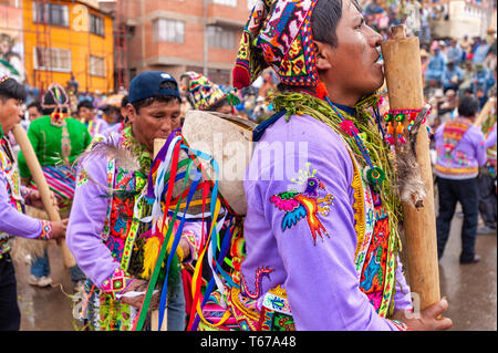 Oruro, Bolivia, 3 Marzo 2011: musicisti Anata Andina o Carnevale andino. Pre Festival ispanica legata al ciclo di produzione agricola di p Foto Stock