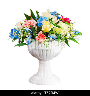 Bouquet di fiori in vaso isolato su sfondo bianco. Foto Stock