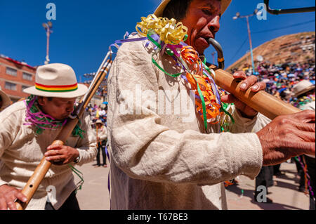 Oruro, Bolivia, 3 Marzo 2011: musicisti Anata Andina o Carnevale andino. Pre Festival ispanica legata al ciclo di produzione agricola di p Foto Stock