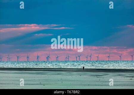 Isola del Mare del Nord Juist, Frisia orientale, passeggini, Spiaggia, Offshore Wind Farm, Tramonto, Bassa Sassonia, Germania, Foto Stock