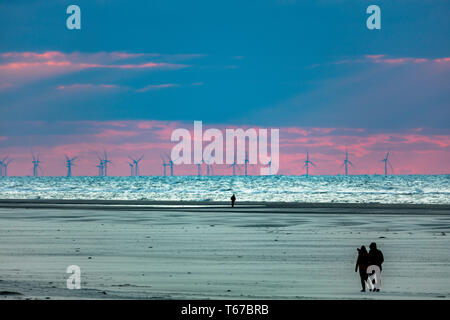 Isola del Mare del Nord Juist, Frisia orientale, passeggini, Spiaggia, Offshore Wind Farm, Tramonto, Bassa Sassonia, Germania, Foto Stock