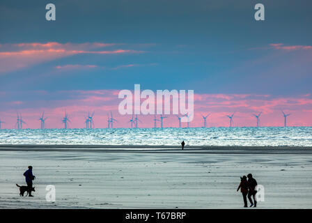 Isola del Mare del Nord Juist, Frisia orientale, passeggini, Spiaggia, Offshore Wind Farm, Tramonto, Bassa Sassonia, Germania, Foto Stock