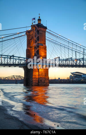 John A. Roebling Suspension Bridge a Cincinnati Foto Stock