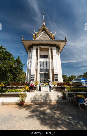 Visitatori al Killing Fields Memorial Stupa, un monumento pieno di teschi di vittime del regime degli khmer rossi, che rendono omaggio ai molti milioni di persone uccise sotto il regime genocida di Pol Pot. Foto Stock