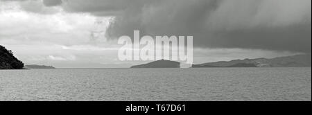 Cloud tempesta vista oltre la terraferma da Maunganui punto entro Huhuri Bay Waiheke Island in Nuova Zelanda. Foto Stock