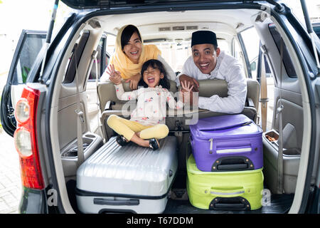 La famiglia musulmana con valigia viaggio Foto Stock