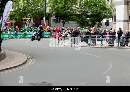 Sir Mo Farah (GBR) esegue una curva, seguito da vicino da Leul Gebresilasie (ETH), durante il 2019 la maratona di Londra. Negli uomini elite gara, Mo è andato a finire 5°, in un tempo di 02:05:39. Leul era 8th, in un tempo di 02:07:15 Foto Stock