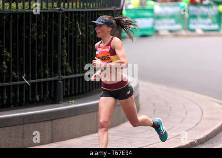 Tish Jones in lizza per la Gran Bretagna in Elite Donna 2019 Maratona di Londra. Lei è andato a finire sedicesimo in un tempo di 02:31:00 Foto Stock