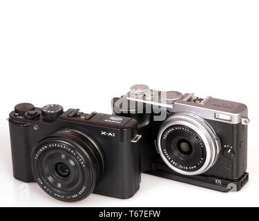 Aprile 2019 - Fuji serie X telecamere, la X-A1 con un 27mm lente e di una X70 Foto Stock