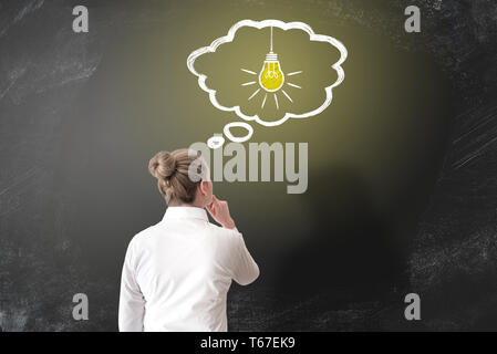 Vista posteriore della donna caucaian avente un'idea Foto Stock