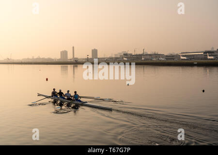 I rematori da London City Airport all alba nebbioso giorno Foto Stock