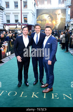 David pronto (sinistra), Kris Thykier e Dan Finlay frequentando il Regno Unito premiere di Tolkien tenutosi a Curzon Mayfair, Londra Foto Stock