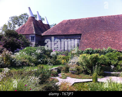 La caratteristica Oast House a Great Dixter, East Sussex/Kent Border. Uno storico edificio del XIX secolo che asciuga i luppoli con tradizionali forni conici e forni Foto Stock