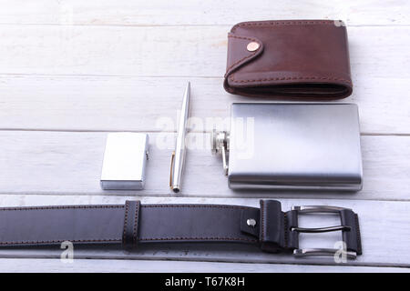 Gli uomini di accessori per affari e rekreation. Un studio professionale di fotografia di uomini accessori business. Vista superiore composizione Foto Stock