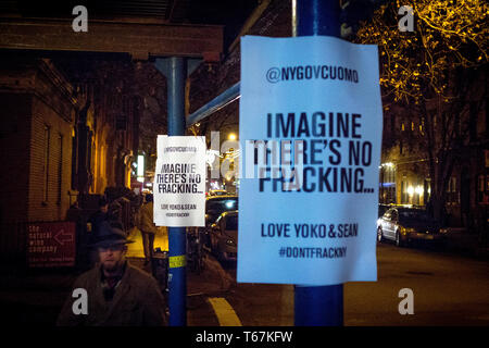 Poster con il testo 'immaginare non esiste fracking' firmato Yoko Ono e Sean. Parte di una celebrità campagna contro fracking nella zona di New York. Foto Stock