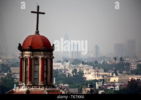 La Vergine di Guadalupe Basilika torreggia su Città del Messico, con il resto della città è avvolta nella smog. La città era una volta noto come uno dei peggiori inquinate al mondo, con una pessima qualità dell'aria. Molto è stato fatto per affrontare il problema. Tra di essi è in fase di spegnimento impianti a carbone e a migliorare i trasporti pubblici. Due gruppi di scienziati a Mauna Loa Observatory in Hawaii sono state misurando la concentrazione del biossido di carbonio per decenni e hanno guardato il livello pollice verso una nuova pietra miliare. Da maggio 2013 è misurata 400 parti per milione. Foto Stock