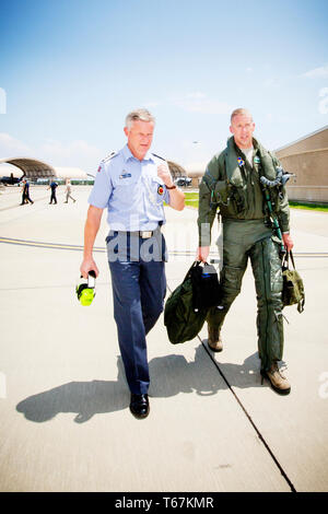 Colonnello della Norwegian Air Force, Helge T. Markussen, parla al pilota usa Brad Turner dopo Turner la prima missione in un F-35 jet da combattimento al Eglin Air Force Base. La Norvegia è uno dei paesi che si sono impegnati ad acquistare il nuovo jet da combattimento per la Air Force. Foto Stock