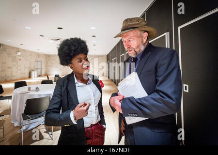 Adenike A. Akinsemolu con James Hansen. Climateology ricercatore e docente presso la Columbia University James Hansen esorta i giovani ad agire sul cambiamento climatico. Egli si rompe i politici e i responsabili a prendere l'iniziativa. Qui egli parla a un seminario tenuto da giovani per gli obiettivi dello sviluppo sostenibile presso la Columbia University. Foto Stock