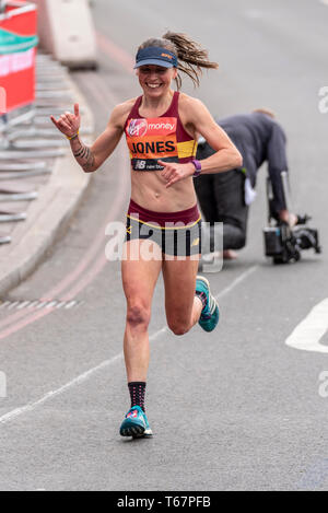 Tish Jones di GBR Racing nella Virgin Money London Marathon 2019 vicino al Tower Bridge, Londra, Regno Unito Foto Stock