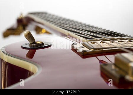 Close up di un rosso chitarra elettrica Foto Stock