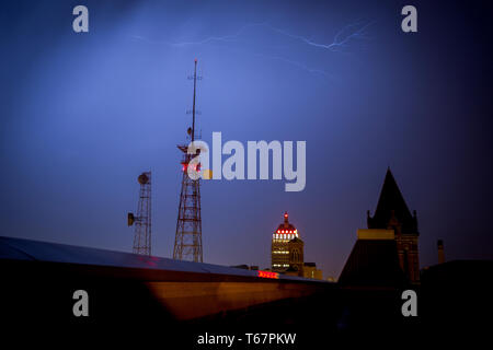 Nuvole scure e lightning over Rochester, la città natale di Eastman Kodak. Una volta che un gigante, Eastman Kodak lotta per sopravvivere nel mondo di digital imaging. Foto Stock