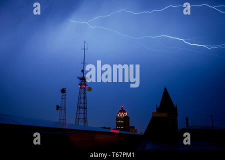 Nuvole scure e lightning over Rochester, la città natale di Eastman Kodak. Una volta che un gigante, Eastman Kodak lotta per sopravvivere nel mondo di digital imaging. Foto Stock