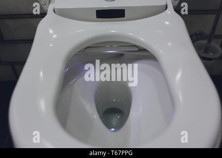 Servizi igienici che si illumina in uno standard moderno bagno. Foto Stock