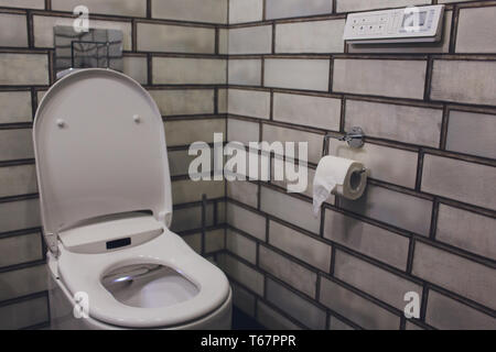 Servizi igienici che si illumina in uno standard moderno bagno. Foto Stock