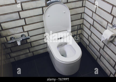 Servizi igienici che si illumina in uno standard moderno bagno. Foto Stock