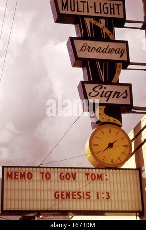 Non tutti i commercianti hanno concordato con l'Oregon del governatore ordine esecutivo limitandone al neon e illuminazione commerciale. Questa luce al neon di società di cui al brano biblico che recita "sia luce, ' a Portland. Immagine cortesia archivi nazionali, Stati Uniti, 1973. Foto Stock