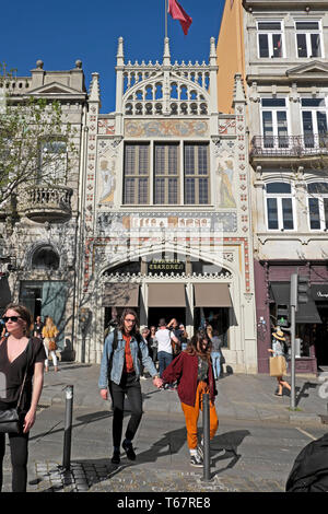 Le persone al di fuori della parte anteriore del Livraria Lello bookstore libreria bookshop descritto nei libri di Harry Potter Porto Portogallo Europa KATHY DEWITT Foto Stock