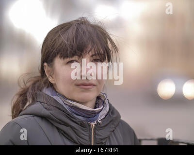 Ritratto di una donna attraente sullo sfondo della strada Foto Stock